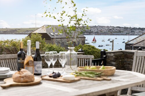 Aloe House - stunning water front location - sleeps 9