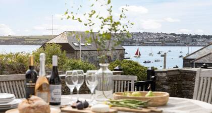 Aloe House - stunning water front location - sleeps 9
