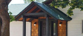 Charming 3/2 home with deck to enjoy mountain views in peaceful Bonners Ferry