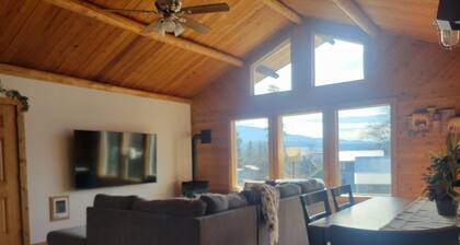 Charming 3/2 home with deck to enjoy mountain views in peaceful Bonners Ferry