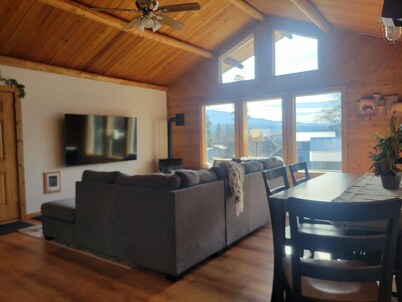 Charming 3/2 home with deck to enjoy mountain views in peaceful Bonners Ferry