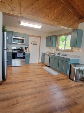 Jääkaappi, mikroaaltouuni, uuni, liesi