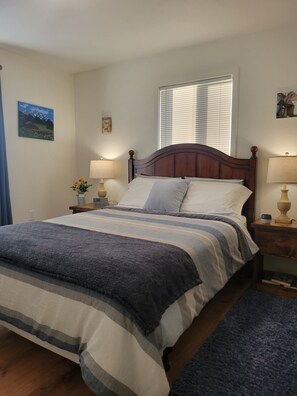 3 bedrooms, iron/ironing board, travel cot, free WiFi - Charming 3/2 home with deck to enjoy mountain views in peaceful Bonners Ferry (Bonners Ferry)