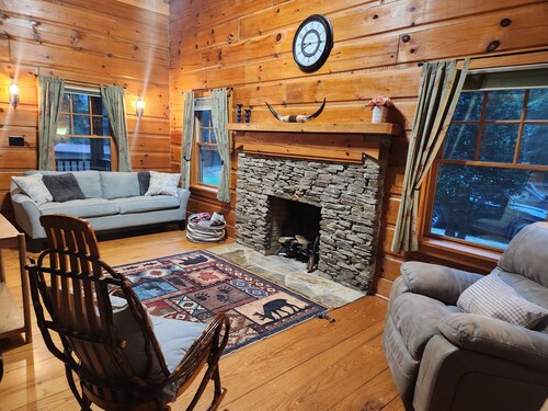 Cozy Cabin Creek Getaway