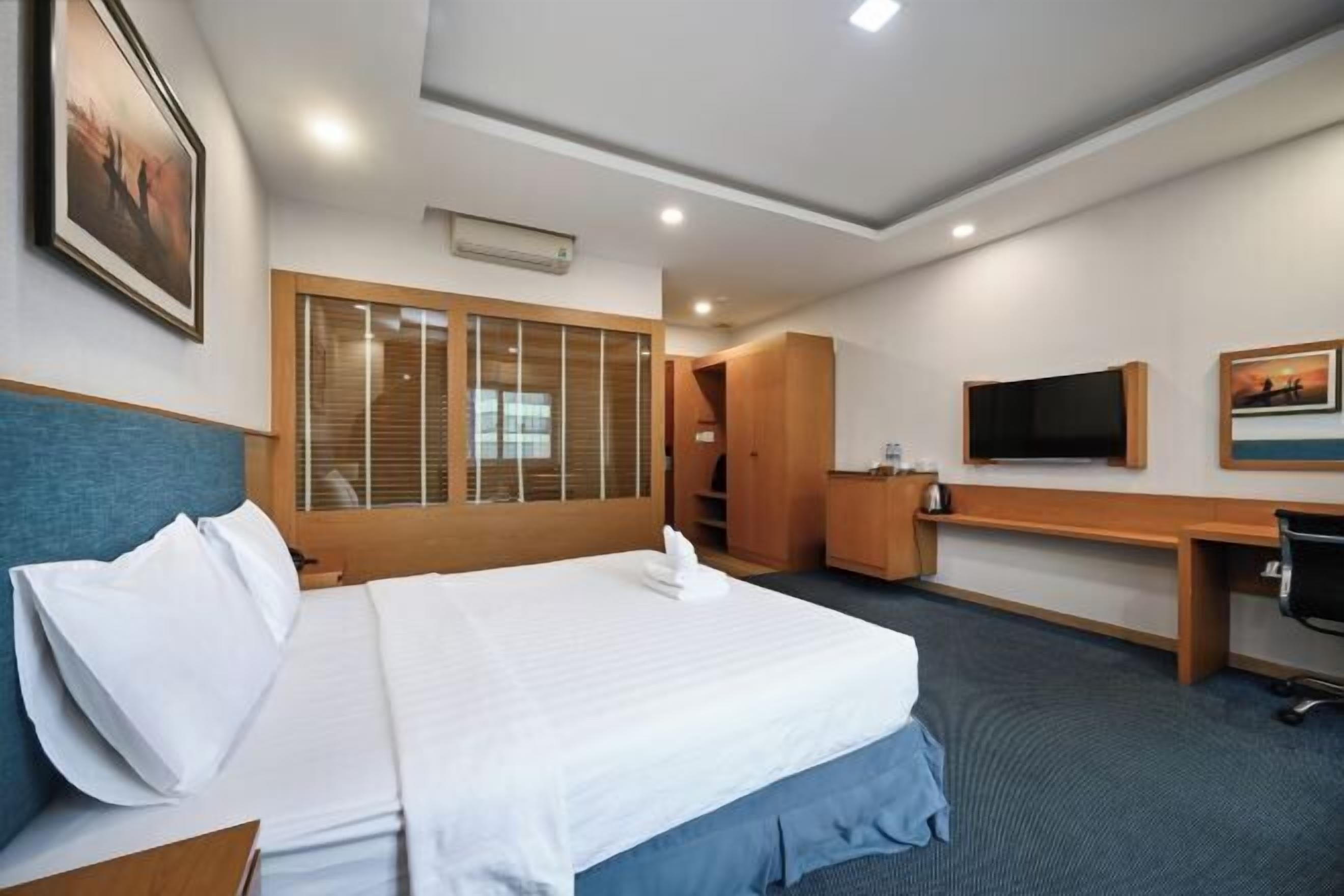 Een bureau, een laptopwerkplek, verduisterende gordijnen