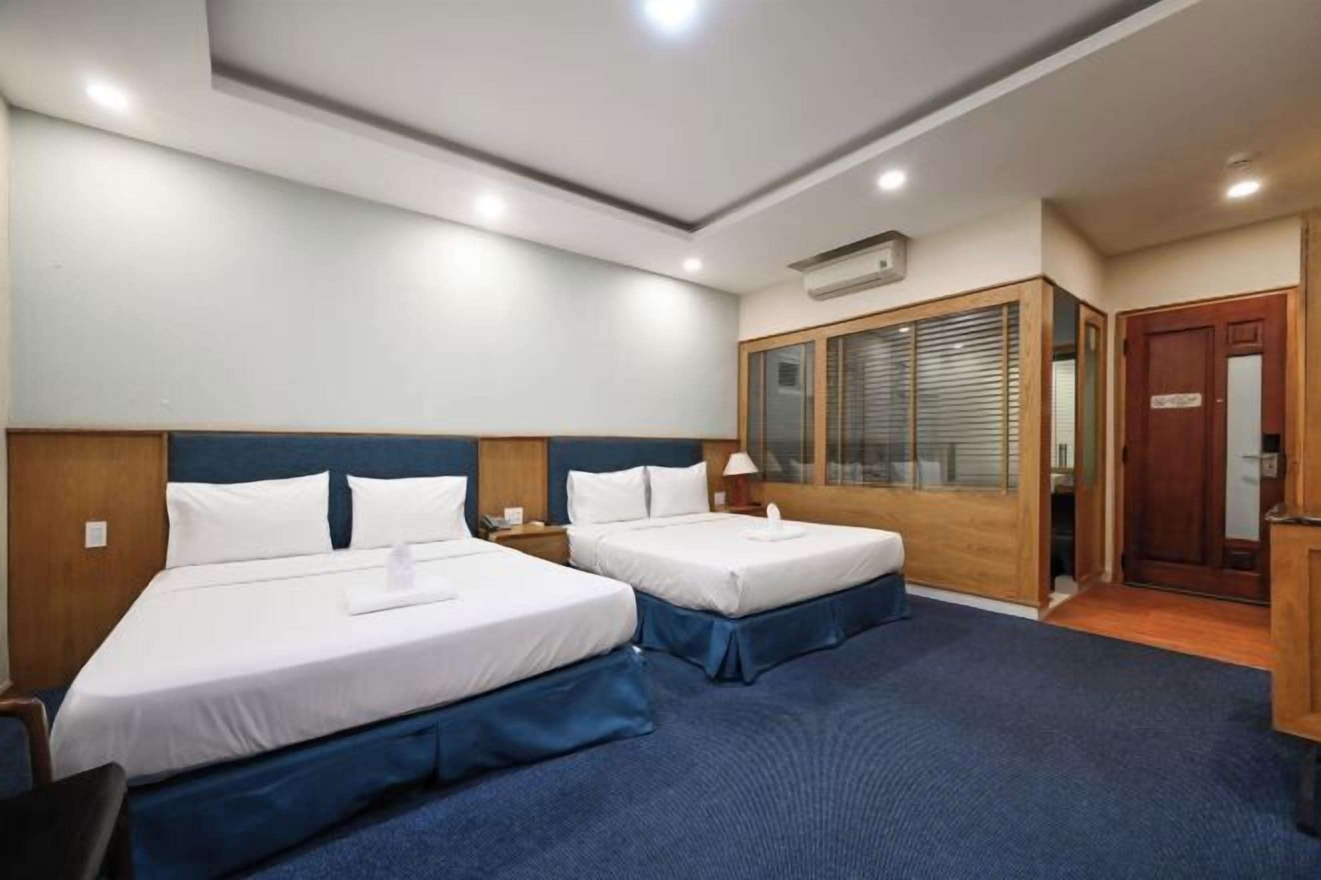 Een bureau, een laptopwerkplek, verduisterende gordijnen