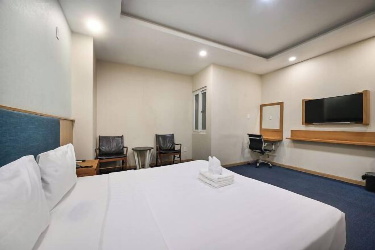Escritorio, espacio para trabajar con un portátil, cortinas opacas