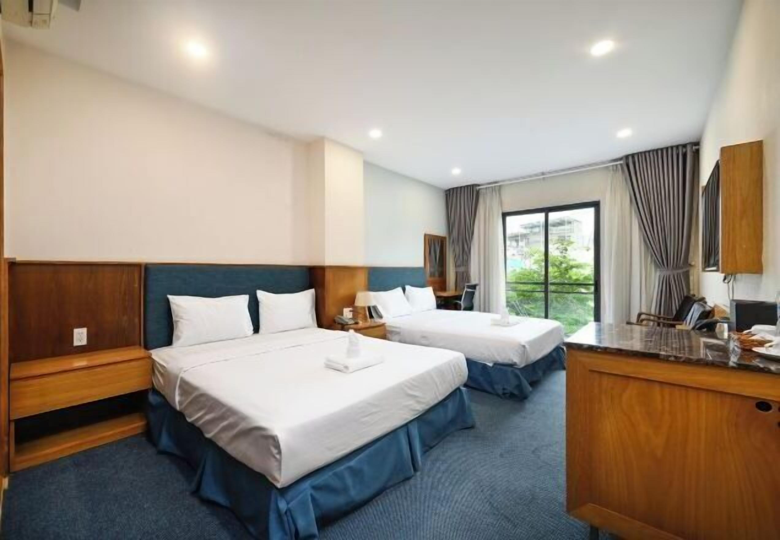 Een bureau, een laptopwerkplek, verduisterende gordijnen