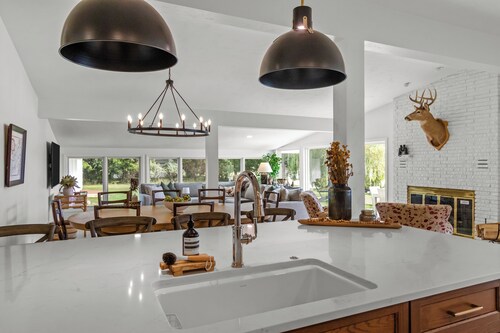 Remodeled Lake Retreat: Putting Green & Game Room+Bar! Forever Wild Views