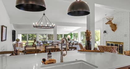 Remodeled Lake Retreat: Putting Green & Game Room+Bar! Forever Wild Views