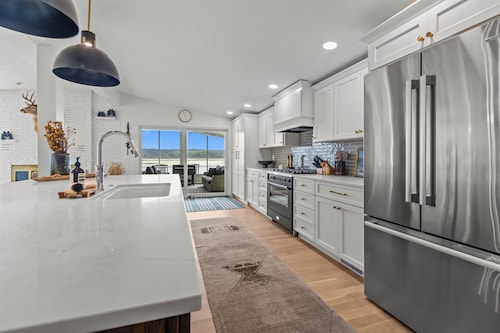 Remodeled Lake Retreat: Putting Green & Game Room+Bar! Forever Wild Views