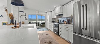 Remodeled Lake Retreat: Putting Green & Game Room+Bar! Forever Wild Views