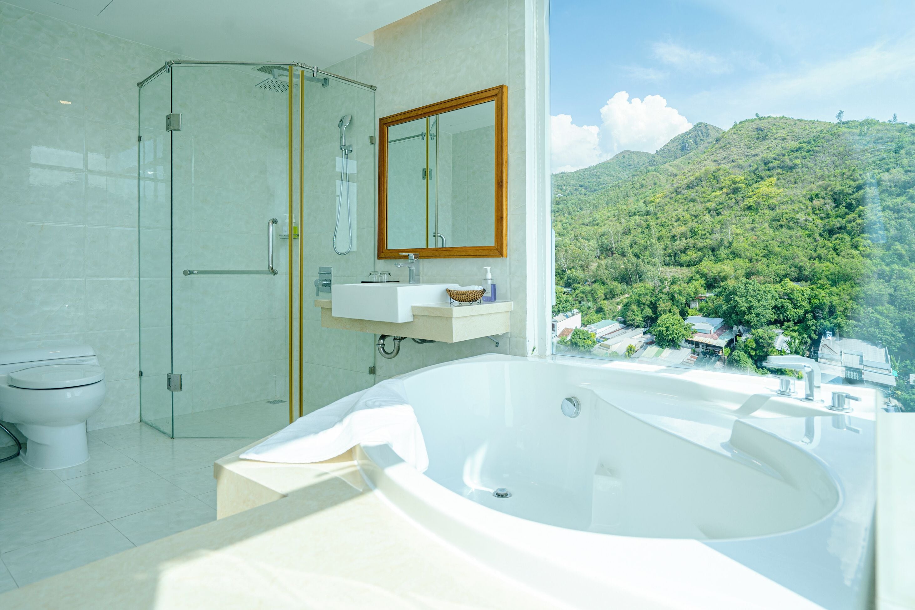 Suite estudio ejecutiva, 1 cama de matrimonio grande, vistas al mar | Baño | Ducha y bañera combinadas y cabezal de ducha tipo lluvia