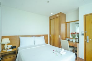 Minibar, escritorio, cortinas blackout y insonorización
