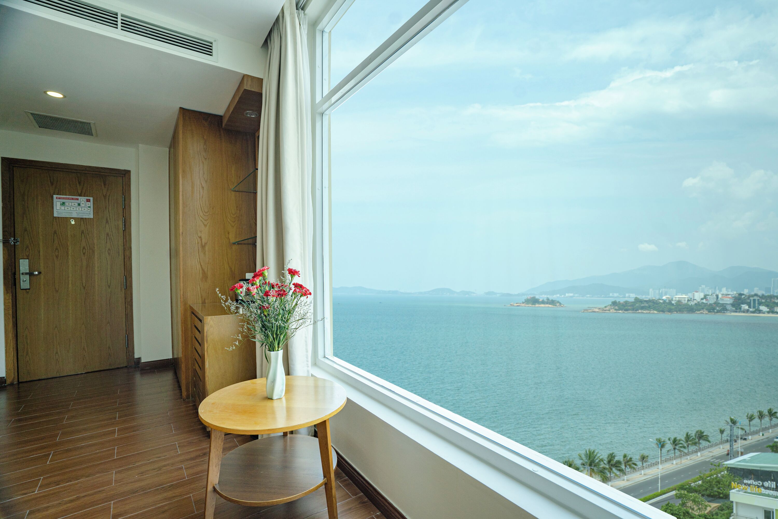 Deluxe Double Room, Sea View | Minibar, desk, blackout curtains, soundproofing
