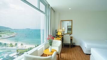 Minibar, escritorio, cortinas blackout y sistema de insonorización