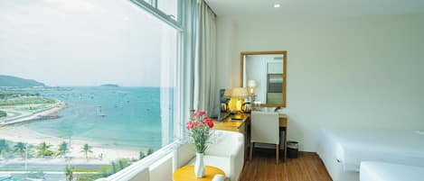 ميني بار ومكتب وستائر تعتيم وتجهيزات عازلة للصوت