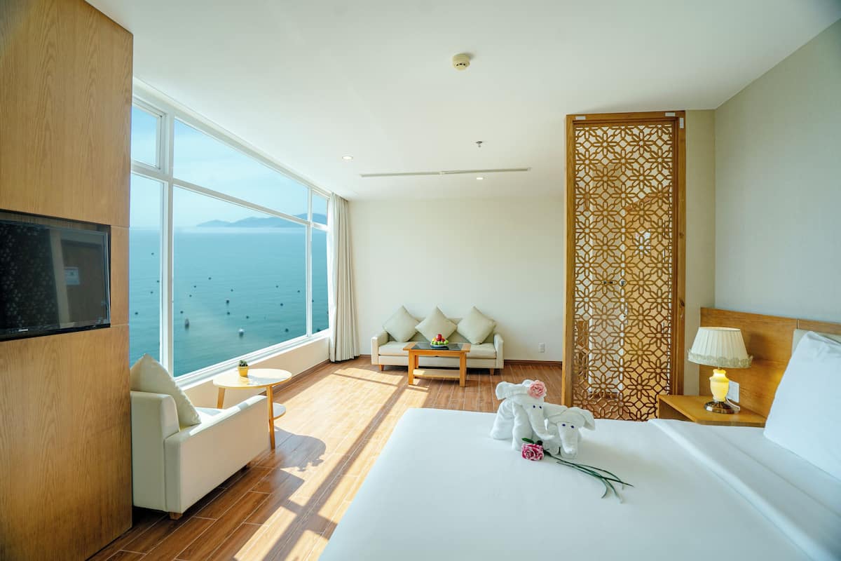 Suite estudio ejecutiva, 1 cama King size, vista al mar | Minibar, escritorio, cortinas blackout y insonorización