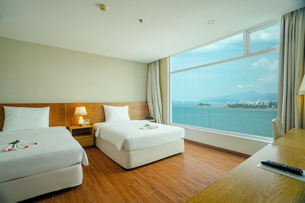 Habitación Deluxe con 2 camas individuales, vista al mar | Minibar, escritorio, cortinas blackout y insonorización