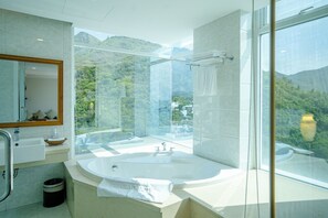 Executive Studio Suite, 1 King Bed, Sea View | Bathroom | Combined shower/tub, rainfall showerhead, free toiletries, hair dryer - Glamour Hotel Nha Trang (Nha Trang)