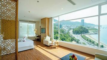 Minibar, escritorio, cortinas blackout y sistema de insonorización