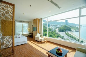 エグゼクティブ スタジオスイート キングベッド 1 台 シービュー | ミニバー、デスク、遮光カーテン、防音設備