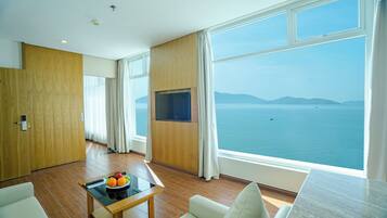 Luxury Studio Suite, 1 King Bed, Sea View | Minibar, desk, blackout curtains, soundproofing
