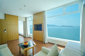 Suíte estúdio superluxo, 1 cama King, vista para o mar | Frigobar, escrivaninha, cortinas blackout, quartos à prova de som