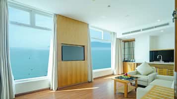 Minibar, escritorio, cortinas blackout y sistema de insonorización