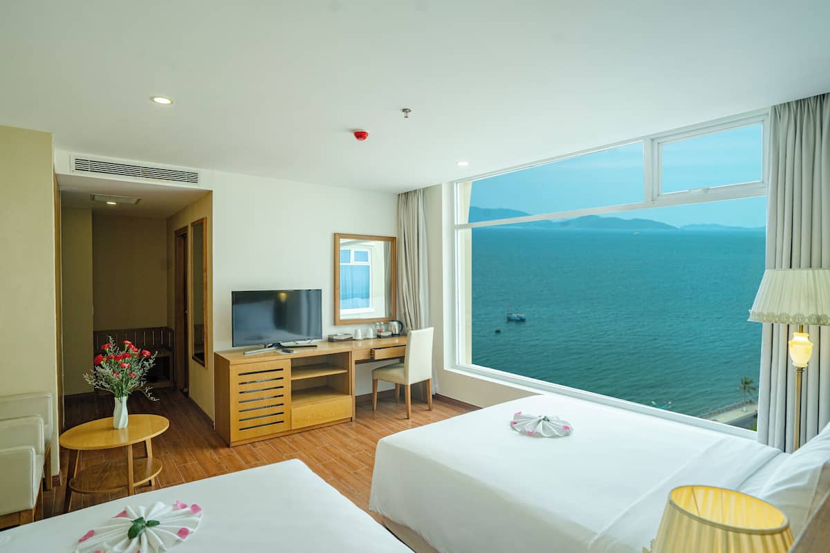 Habitación triple Deluxe, vista al mar | Minibar, escritorio, cortinas blackout y insonorización