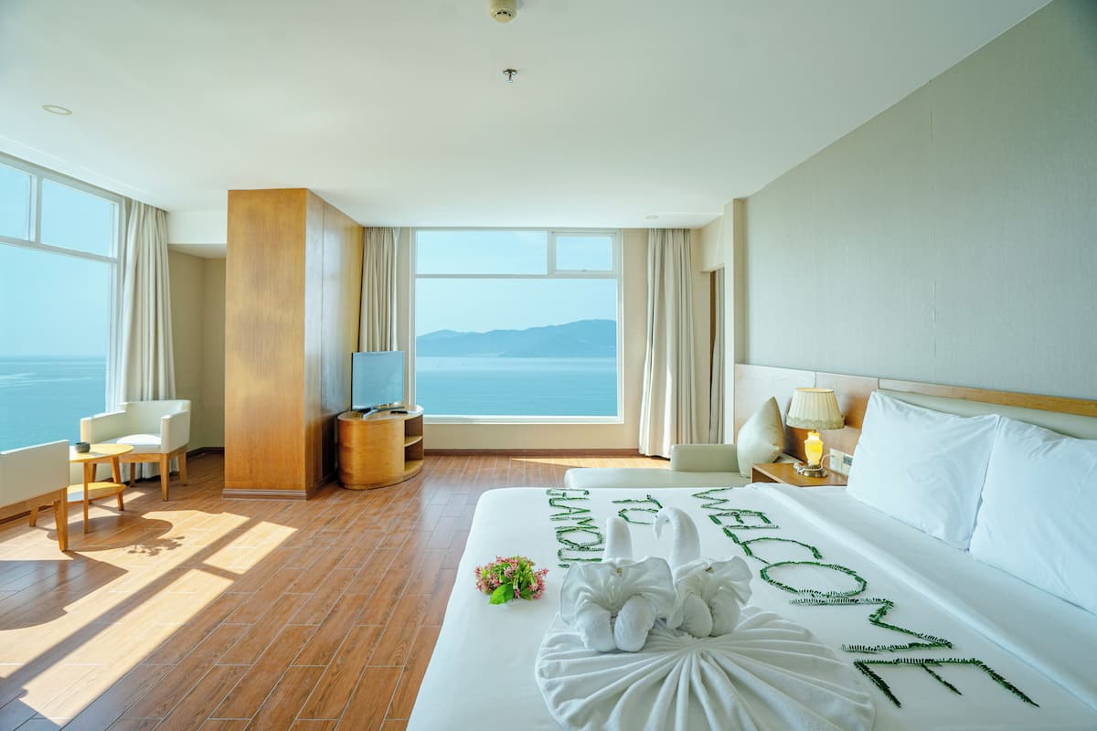 Estudi en suite de luxe, 1 llit de matrimoni gran, vistes al mar | Minibar, escriptori, cortines opaques i habitacions insonoritzades 