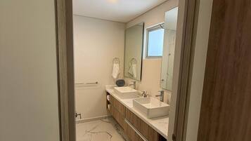 Shower, bidet, towels, toilet paper