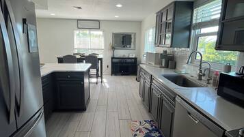 Kjøleskap, mikrobølgeovn, ovn og kokeplater