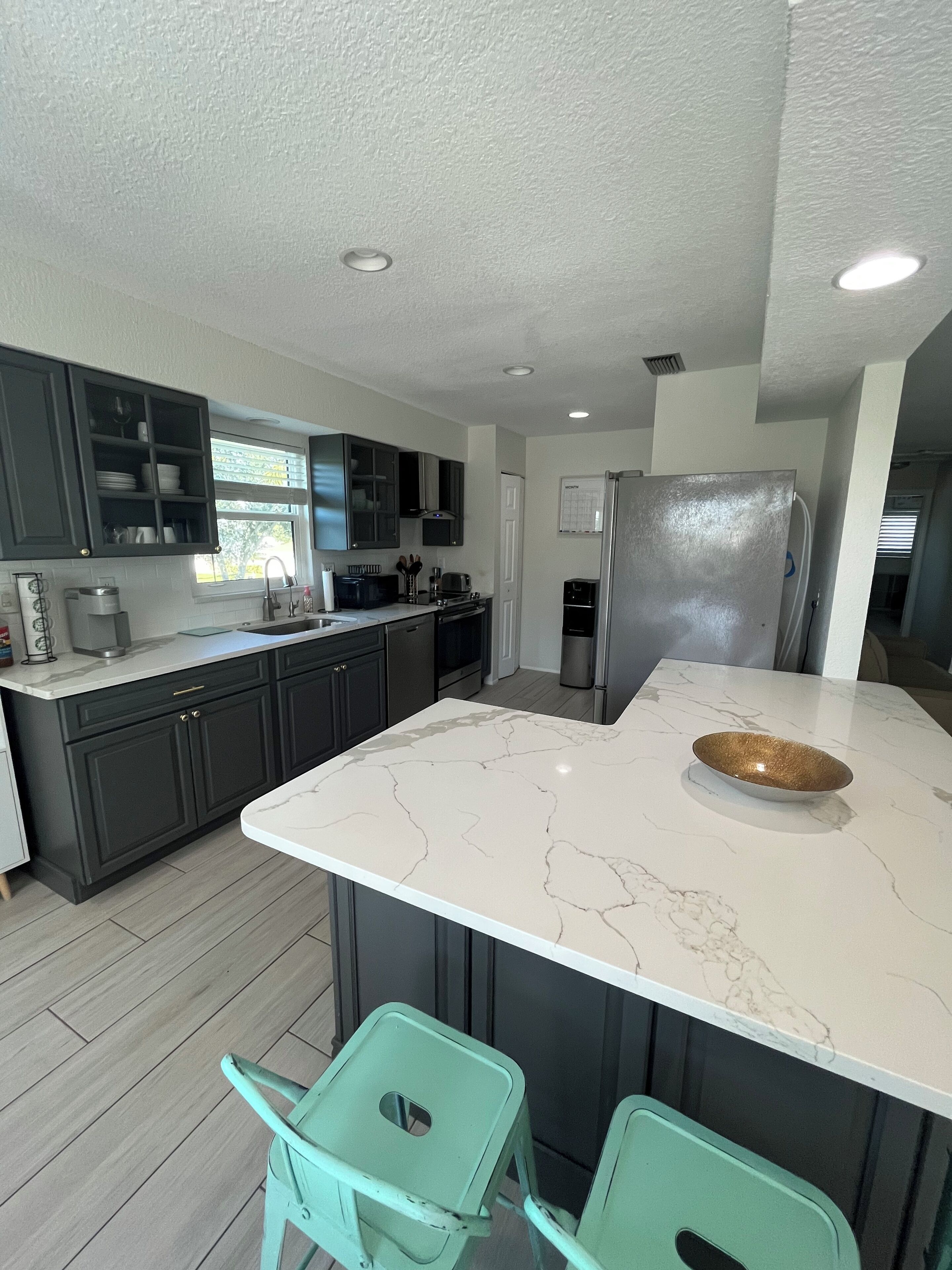 Refrigerador, microondas, horno y parrilla de estufa 