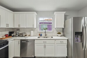 Private kitchen - Little LongHorn House on the Corner near UT (Austin)