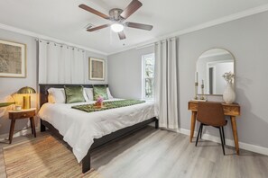 3 bedrooms, iron/ironing board, WiFi, bed sheets - Little LongHorn House on the Corner near UT (Austin)