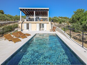 A heated pool - Vacation home Sova by Interhome (Šolta/Nečujam)