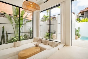 Luxury Villa, 2 Bedrooms, Patio, Pool View | Ruang tamu | 50 inci televisyen dengan kabel 