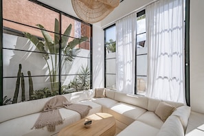 Villa Luxe, 2 chambres, patio, vue piscine | Salle de séjour | Télévision de 50 pouces avec chaînes par câble