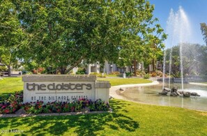 Property grounds - MidCenturyModern Condo in Phx Biltmore- Pool, Golf, Shopping, Close2 Everything! (Phoenix)