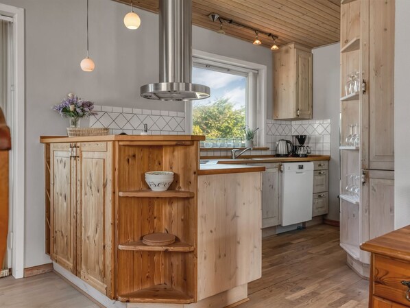 Kühlschrank, Geschirrspüler, Kochgeschirr/Geschirr/Besteck