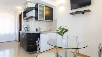 Fridge, cookware/dishes/utensils