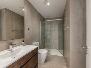 Douche, séchoir à cheveux, serviettes fournies