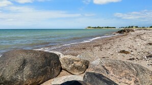 A beach with large rocks in the foreground and a clear view of the sea. - "Luci" - 20m from the sea by Interhome (Martofte)