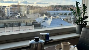 Un comedor con vistas a un paisaje urbano a través de una ventana.