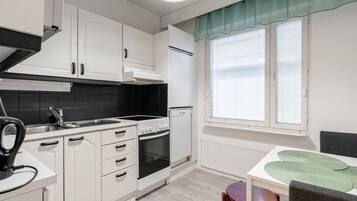 Jääkaappi, mikroaaltouuni, uuni, liesi