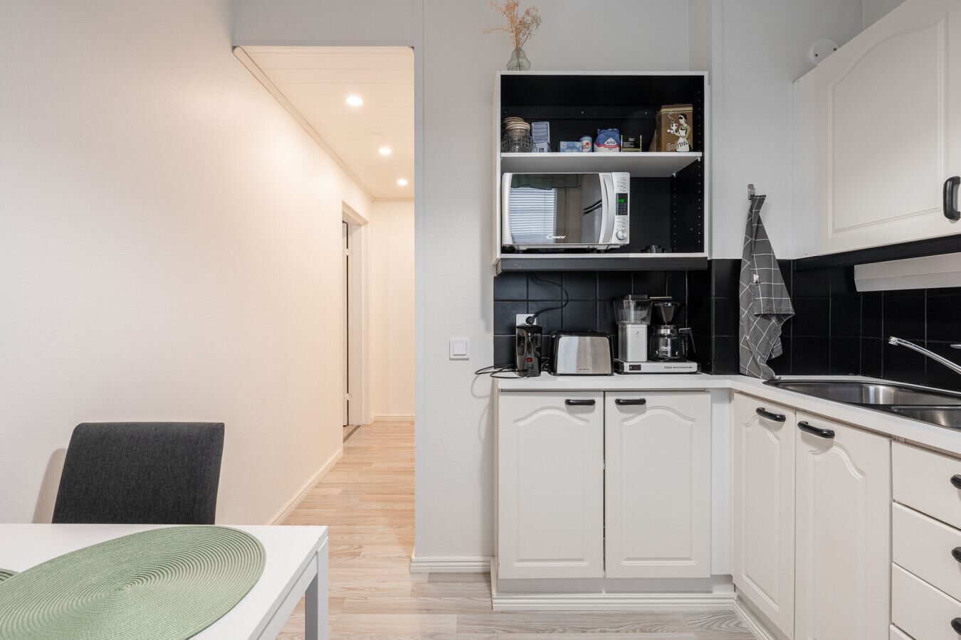 Jääkaappi, mikroaaltouuni, uuni, liesi