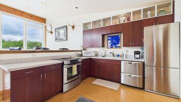 Refrigerador, microondas, horno, placa de cocina