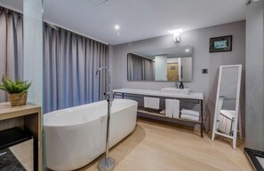 Executive Double Room | Bathroom | Rainfall showerhead, hair dryer, electronic bidet, towels