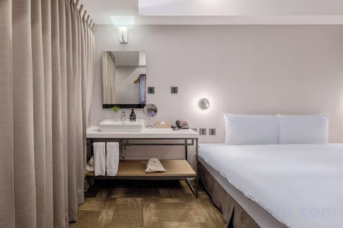 WiFi (free), bed sheets